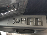 電動格納式ドアミラーのスイッチは運転席ドアにあります。