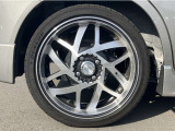 社外アルミホイールを装着しております。足回りのドレスアップは欠かせませんよね!
