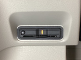 ハンドルの左下にETCがついています。高速道路の料金所の通過も楽々です。 カードの取り出しもしやすい場所についています。