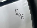 【ブラインドスポットモニター】走行中、ドアミラーの死角になりやすい箇所に後続車が接近するとサイドミラーのレンズに警告を表示!ドライバーに注意喚起をしてくれます。