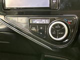 【オートエアコン】一度お好みの温度に設定すれば、車内の温度を検知し風量や温度を自動で調整。暑い&hellip;寒い&hellip;と何度もスイッチ操作をする必要はありません。快適な車内空間には必須の機能ですね♪