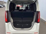 大口なテールゲートです。幅広、低い床面で大きな荷物の出し入れが簡単になります。コンパクトボディーなのに、荷室はこんなに広々!たくさん荷物が積めますよ。