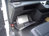 助手席前にはグローブボックスとトレイ部もあり収納に便利です。