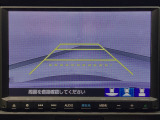 【バックカメラ】運転が苦手な方も車庫入れラクラクです!ギアをリバースに入れれば自動的に切り換わりますので、面倒な操作は不要です♪狭い駐車場もお車を傷つけず安心ですね!