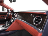ベントレーは全てオーダーでの発注となっておりますので同じ車種でもステッチやベニヤ部分でまったく違う表情を感じることができます。