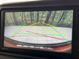 【バックカメラ】駐車時に後方がリアルタイム映像で確認できます。大型商業施設や立体駐車場での駐車時や、夜間のバック時に大活躍!運転スキルに関わらず、今や必須となった装備のひとつです!
