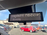 インテリジェントルームミラーは車両後方の状況を映像で映し出してくれます!後席に人が乗っていて見づらい時や荷物で後ろが見えない時も安心です!