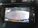 バックをするとき自動でリアの様子が映る『リアカメラ』付き! ナビ画面で確認しながらバックができますから安心ですね。でも、目視も大切ですよ!安全第一でお願いします!