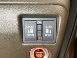 リアドアは乗り降りに便利な両側電動スライドドアです。また運転席に座っていながらスイッチ操作で自在にスライドドアを開け閉めできます。