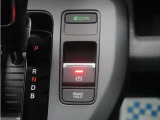 電子制御パーキングブレーキ搭載で指一本で簡単に操作することができます。さらに停車中に、ブレーキペダルを踏み続けなくても、自動的にブレーキを保持する機能である、オートマチックブレーキホールド付きです。