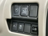 片側電動スライドドア付きなので、乗り降りがし易くボタン一つでスライドドアの開閉が出来ます。アイドリングストップ付きなので、環境にもお財布にも優しいです。