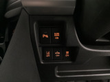 安全装置のスイッチは運転席パネル下に集約されています。任意で切り替え可能なため状況に合わせてお使いください。