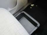 助手席下の収納スペースです