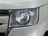 【LEDヘッドライト】悪天候や夜間走行時も良好な視界を確保し安心して運転できる高輝度LEDヘッドライトを装備!点灯速度が早く、消費電力も抑えられています。