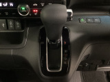 CVT車のセレクトレバーです。低速から高速まで、変速ショックのないスムーズな走りを実現するとともに、エンジン効率のよい領域を維持することで燃費にも貢献します。