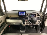 車内は光触媒抗菌消臭施工済です。インパネ周りはスタイリッシュなデザインです。グローブボックスやカップホルダーのほかにトレーなどたくさんの収納スペースが付いています。