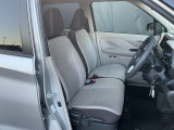 運転席は視認性や操作性を重視したつくりで、どなたでも扱いやすく快適にお乗りいただけます。清掃を行い、安心してご覧いただける状態で展示しております。
