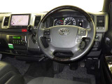 運転の際、常に目にする部分だけにシックで飽きのこないデザインが良いですね。