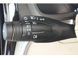 ヘッドライトスイッチは左側のウインカーレバーに装備されます。