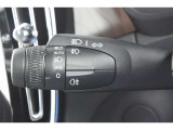 ヘッドライトスイッチは左側のウインカーレバーに装備されます。