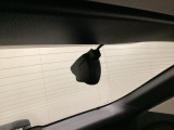 後方にもドライブレコーダーのカメラが付いています。前後両方でお車の周りを監視・記録いたします。