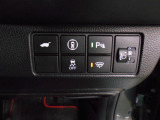 パワーテールゲートの開閉、横滑りを防ぐVSA等のスイッチ類は運転席の右側、手の届きやすい位置にあります。