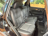 後部座席も気になるようなキズ・汚れやへたり等、大きなダメージはなく、良好な状態です。