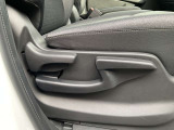 運転席シートリフター(ラチェット式)で、座面の高さも上下に動き、体格にあわせて調整ができ広々でゆったり運転できます♪