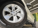 【純正17インチアルミホイール】外観にマッチした純正アルミホイールを装着しております。各種社外アルミホイールや、スタッドレスタイヤも取扱いしております。是非ご相談ください♪