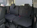 サードシートも広々した空間が広がっております。