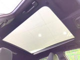 【ガラスルーフ】ガラスルーフ搭載で車内の解放感が一気にアップ!開放的なドライブをお楽しみいただけます。