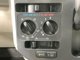 寒い冬も暑い夏も全席に快適な空調を届けてくれる、ダイヤル式エアコンを装備♪