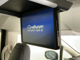 お子様や同乗者の方も楽しめる大きくて見やすい後席用フリップダウンモニター付いてます