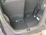 後席を前にスライドさせれば、荷室を広く使えます。