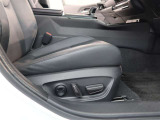 パワーシート搭載。微妙な調整が手軽にでき、ピッタリなポジションで運転することが可能です。