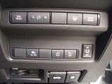 運転席右側には電動スライドドア等の各種スイッチがまとめられています!
