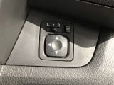 狭い駐車場で便利な電動格納ドアミラーが付いています。