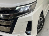 【LEDヘッドライト】悪天候や夜間走行時も良好な視界を確保し安心して運転できる高輝度LEDヘッドライトを装備!点灯速度が早く、消費電力も抑えられています。