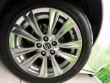 【純正18インチアルミホイール】外観にマッチした純正アルミホイールを装着しております。各種社外アルミホイールや、スタッドレスタイヤも取扱いしております。是非ご相談ください♪
