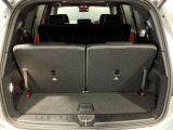 トランク容量は同一他社車両より広く、旅行やゴルフ等様々な場面で役立ちます。