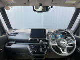 ガラスが大きく、目線も高いので視界が良く、運転しやすいです。座り心地の良いシート。是非、見て・触れて座り心地も体感してください♪