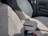 運転席はアームレストもついております
