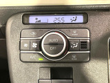 【オートエアコン】一度お好みの温度に設定すれば、車内の温度を検知し風量や温度を自動で調整。暑い&hellip;寒い&hellip;と何度もスイッチ操作をする必要はありません。快適な車内空間には必須の機能ですね♪