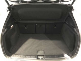 トランク容量は同一他社車両より広く、旅行やゴルフ等様々な場面で役立ちます。