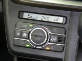 【オートエアコン】車内温度を感知して自動で温度調整をしてくれるのでいつでも快適な車内空間を創り上げます!どの席に座っても快適なドライブが楽しめます♪