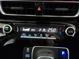 オートエアコンです。車内を設定温度に保ち、快適空間をキープします。