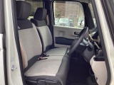 フロントシートはベンチシートです。ベンチシ―トは運転席と助手席の移動もスムーズ!狭い駐車場での乗り降りに便利です。