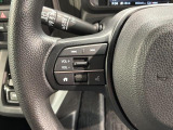ステアリングにオーディオ操作スイッチが付いています。オーディオ画面に直接タッチしなくても操作が出来ますので、運転に集中できます。