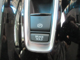 スイッチを軽く引くだけで、パーキングブレーキが作動します♪