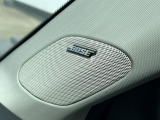 【BOSEサウンドシステム】メーカーオプションの高品位サウンドシステムを搭載。専用のチューニングが施された大小様々なスピーカーから良質なサウンドが奏でられ、臨場感あふれる音響空間を演出します。